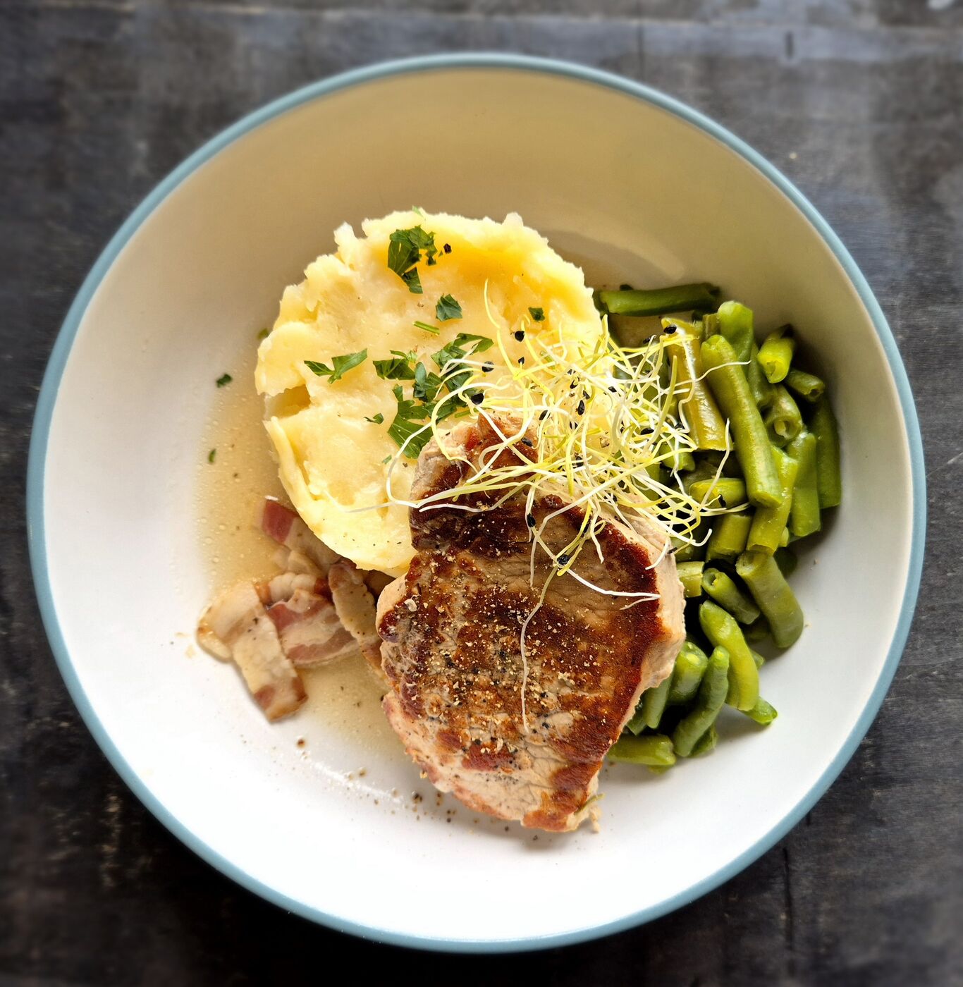 Bravčový steak na zelených fazuľkách, šťúchané zemiaky
