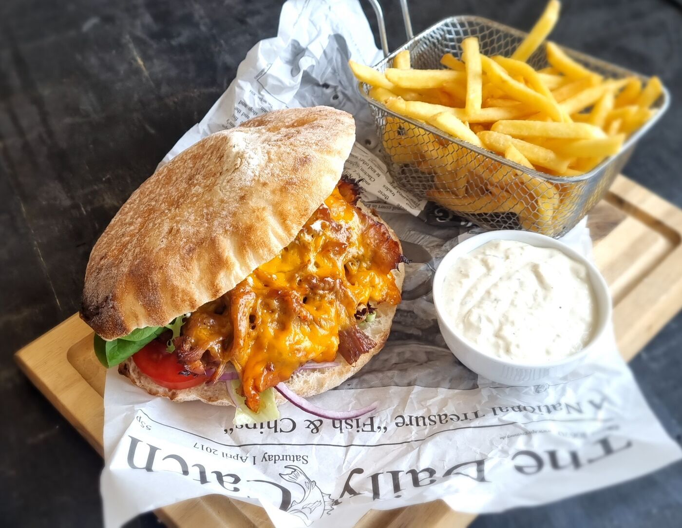 BURGER s bravčovým trhaným mäsom, hranolky, domáca tatárska omáčka