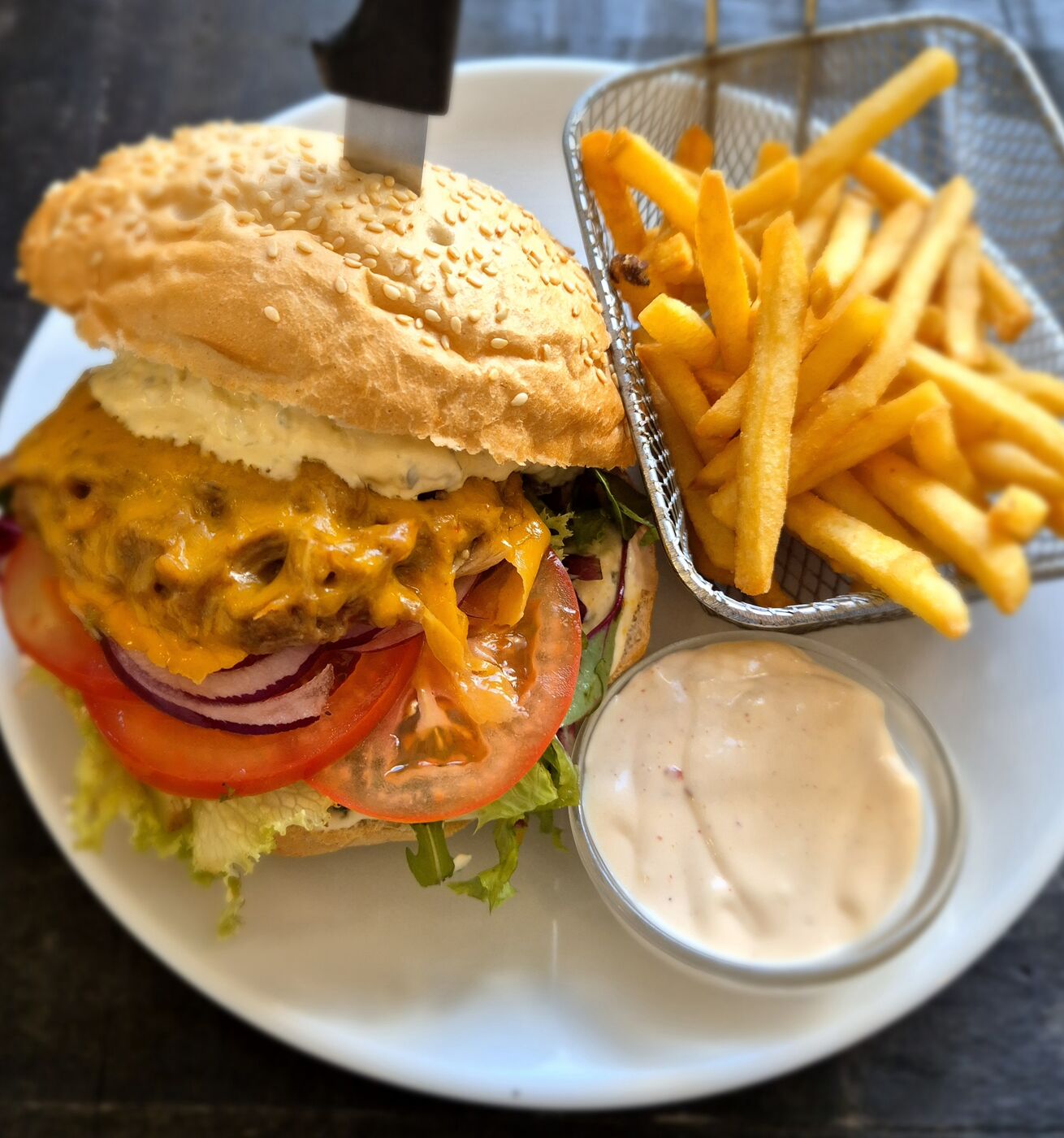 BURGER s bravčovým trhaným mäsom, hranolky, sweet chilli omáčka (list.šalát, rajčina, cheddar, červená cibuľa, majonéza)