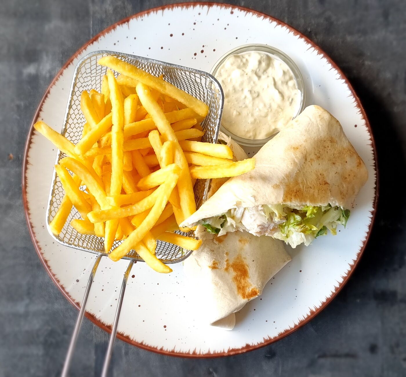 Caesar wrap s kuracím mäsom, hranolky, domáca tatárska omáčka
