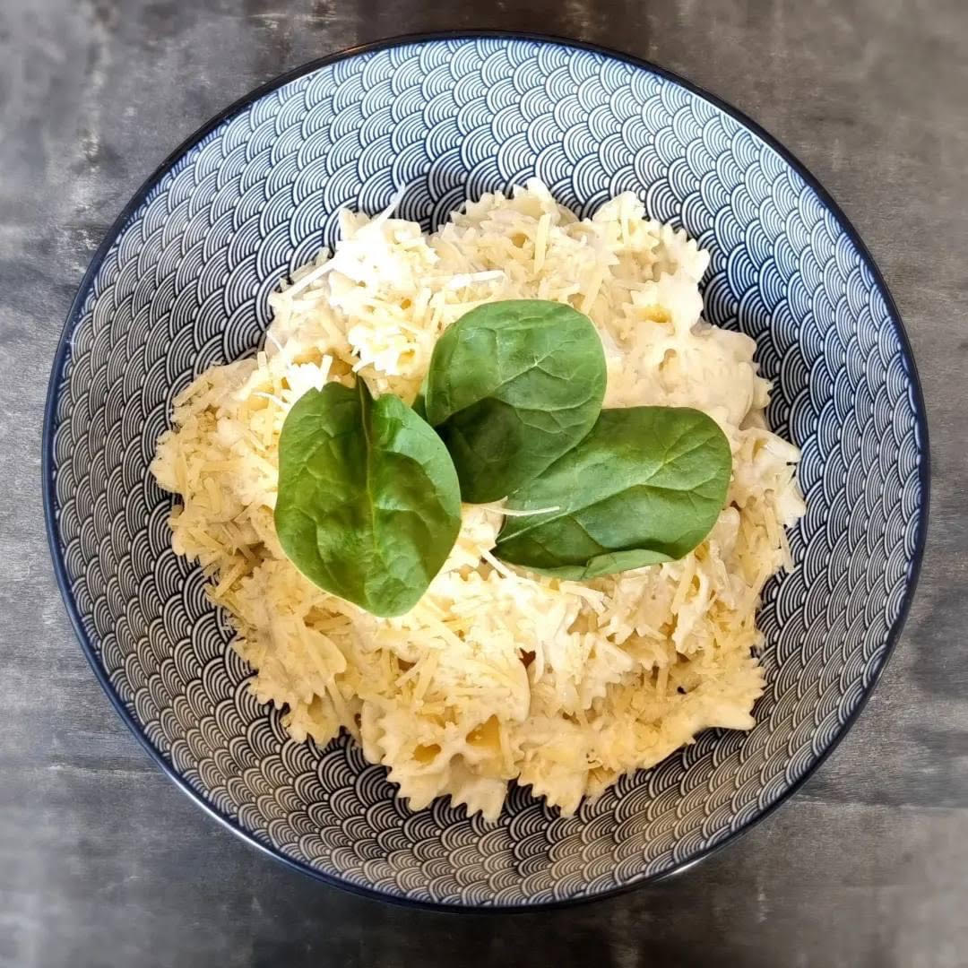 Farfalle so syrovou omáčkou, baby špenátom a parmezánom