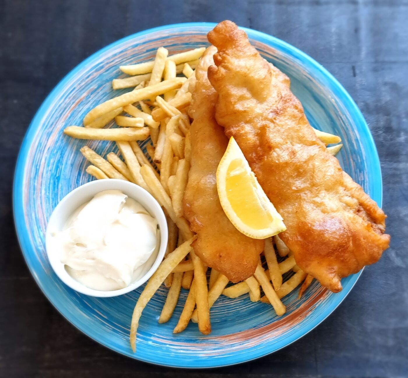 Fish and chips s hranolkami a aioli majonézou