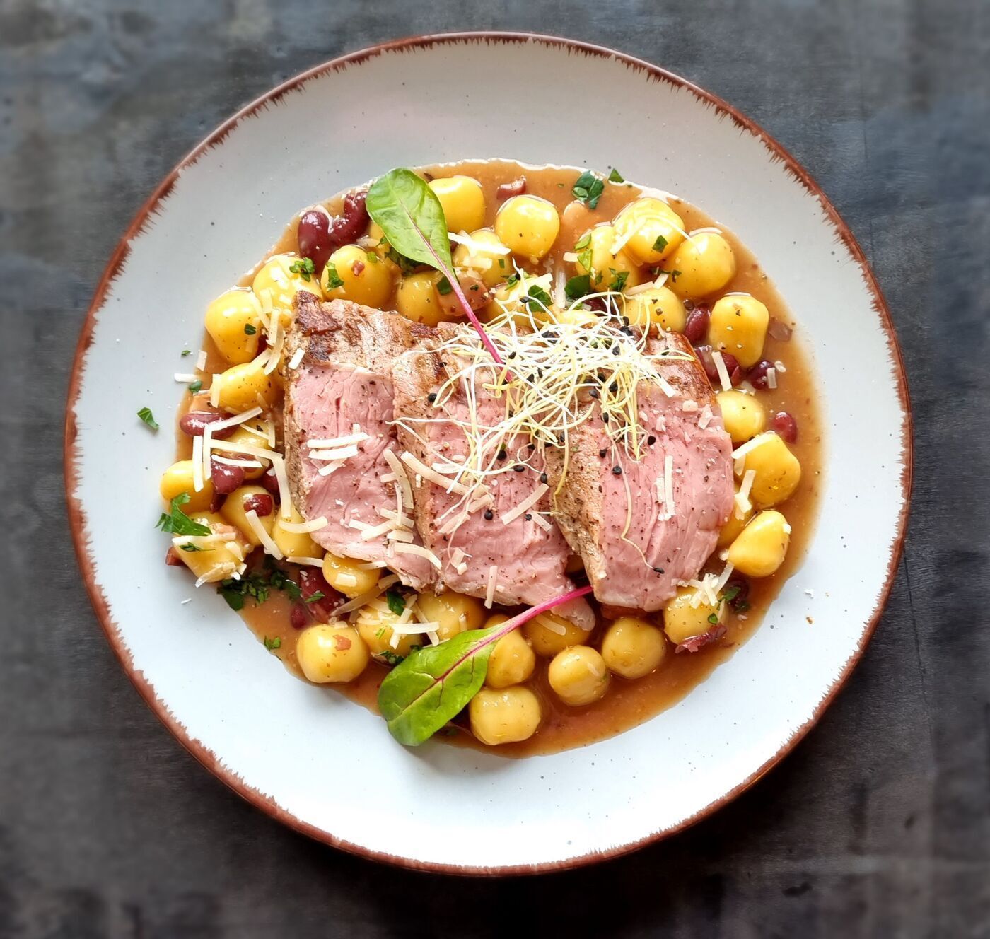 Gnocchi s fazuľkou, slaninkou, cibuľkou a grilovanou bravčovou panenkou