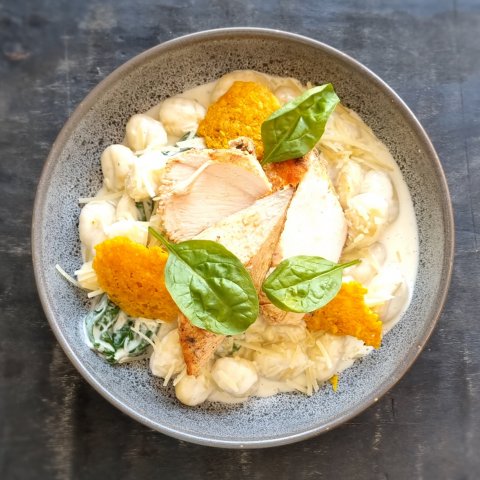Gnocchi so syrovou omáčkou a grilovaným kuracím steakom, parmezán