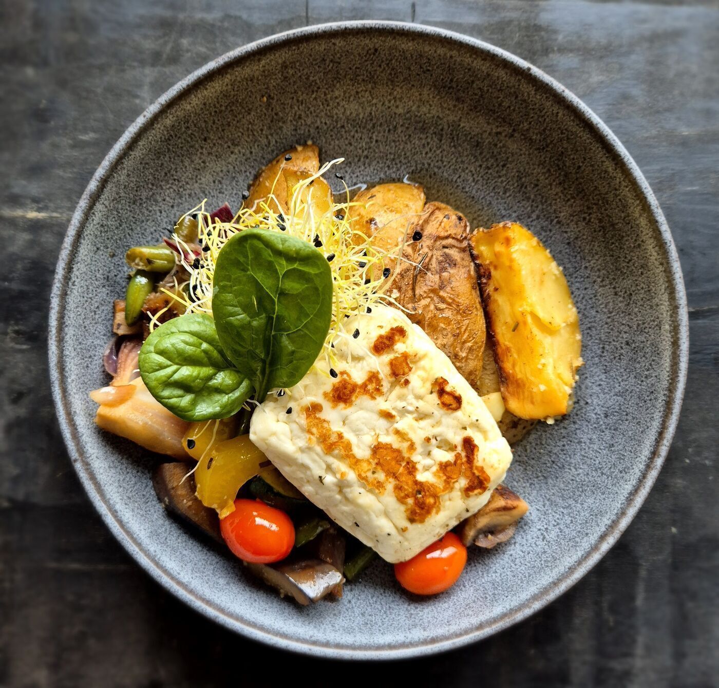 Halloumi syr na grilovanej zelenine, pečené zemiaky