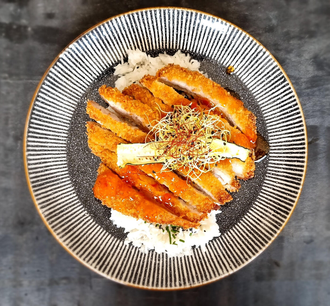 Hirekatsu bravčový rezeň, jasmínová ryža, sweet chilli omáčka (bravčový rezeň obalený v panko strúhanke preliaty sweet chilli omáčkou)