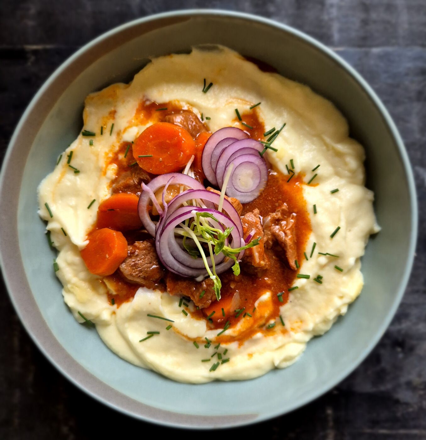 Hovädzie ragú na koreňovej zelenine, zemiaková kaša