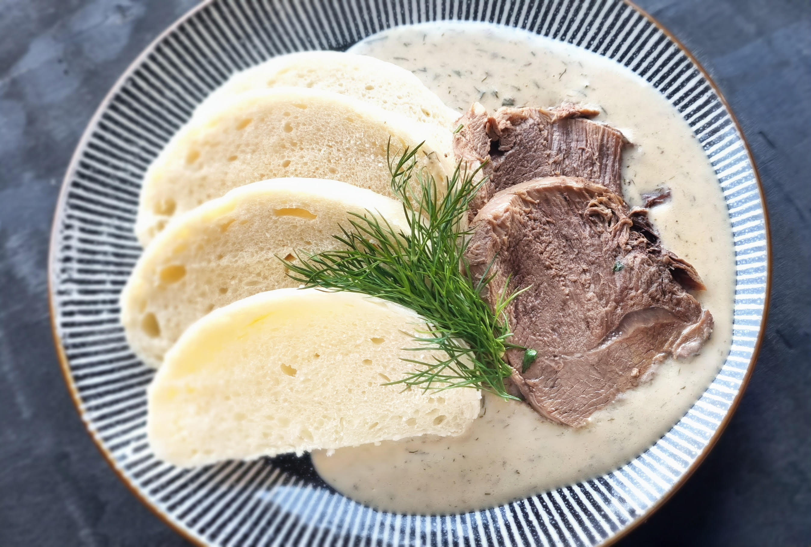 Hovädzie varené, kôprová omáčka, knedľa