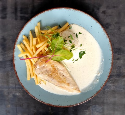 Kurací steak na syrovej omáčke, 1/2 ryža, 1/2 hranolky