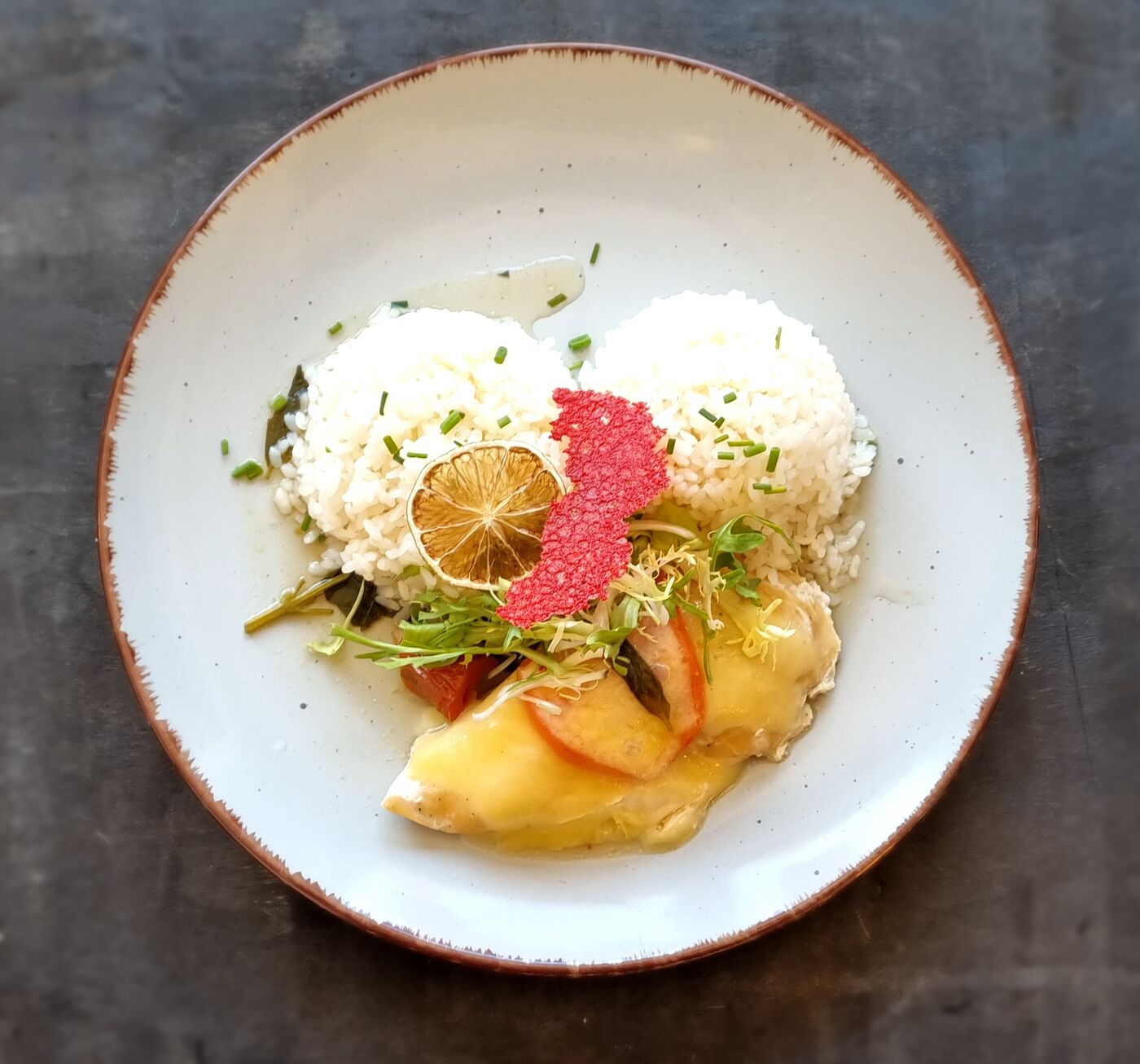 Kuracie prsia "Caprese" (zapečené s rajčinou a mozzarelou), ryža, prírodná omáčka