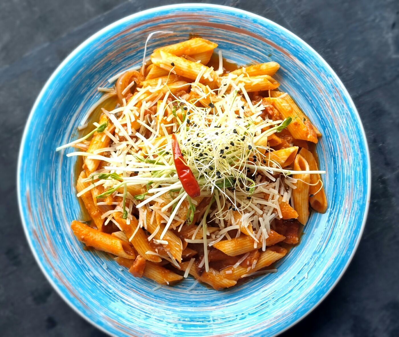 Penne Arabiatta, parmezán