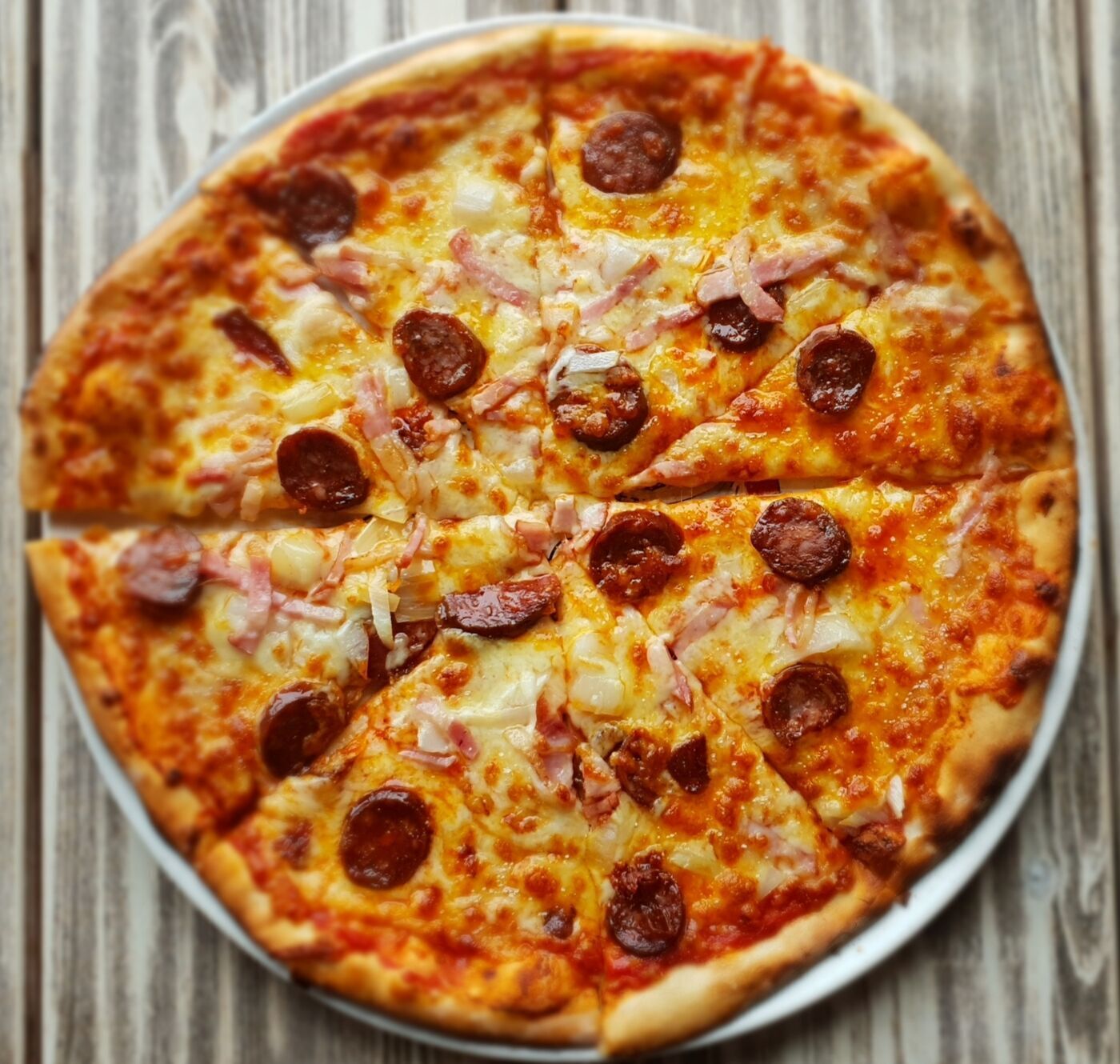 Pizza 15 Sediacka (rajč.základ, syr mozzarela, slanina, klobása, cibuľa)