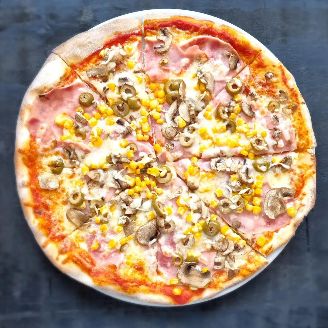 Pizza 21 Sardinia (570g, alergény: 1,7 (rajčinový základ, syr mozzarela, šunka, kukurica, šampiňóny, olivy))