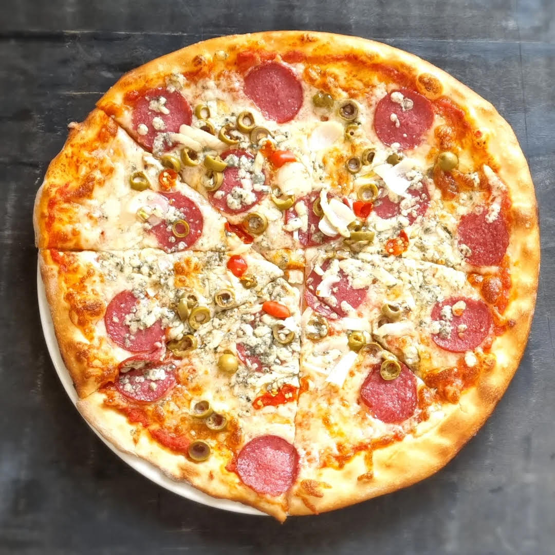 Pizza 22 Jantár (rajč.základ, syr mozzarela, saláma, olivy, cibuľa, chilli, niva)
