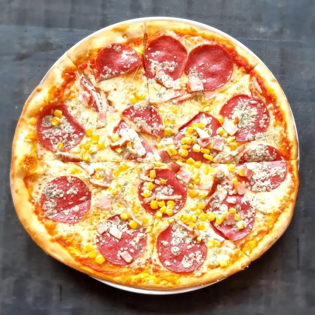 Pizza 27 - Romania (rajč. základ, syr mozzarela, saláma, kukurica, slanina, niva)