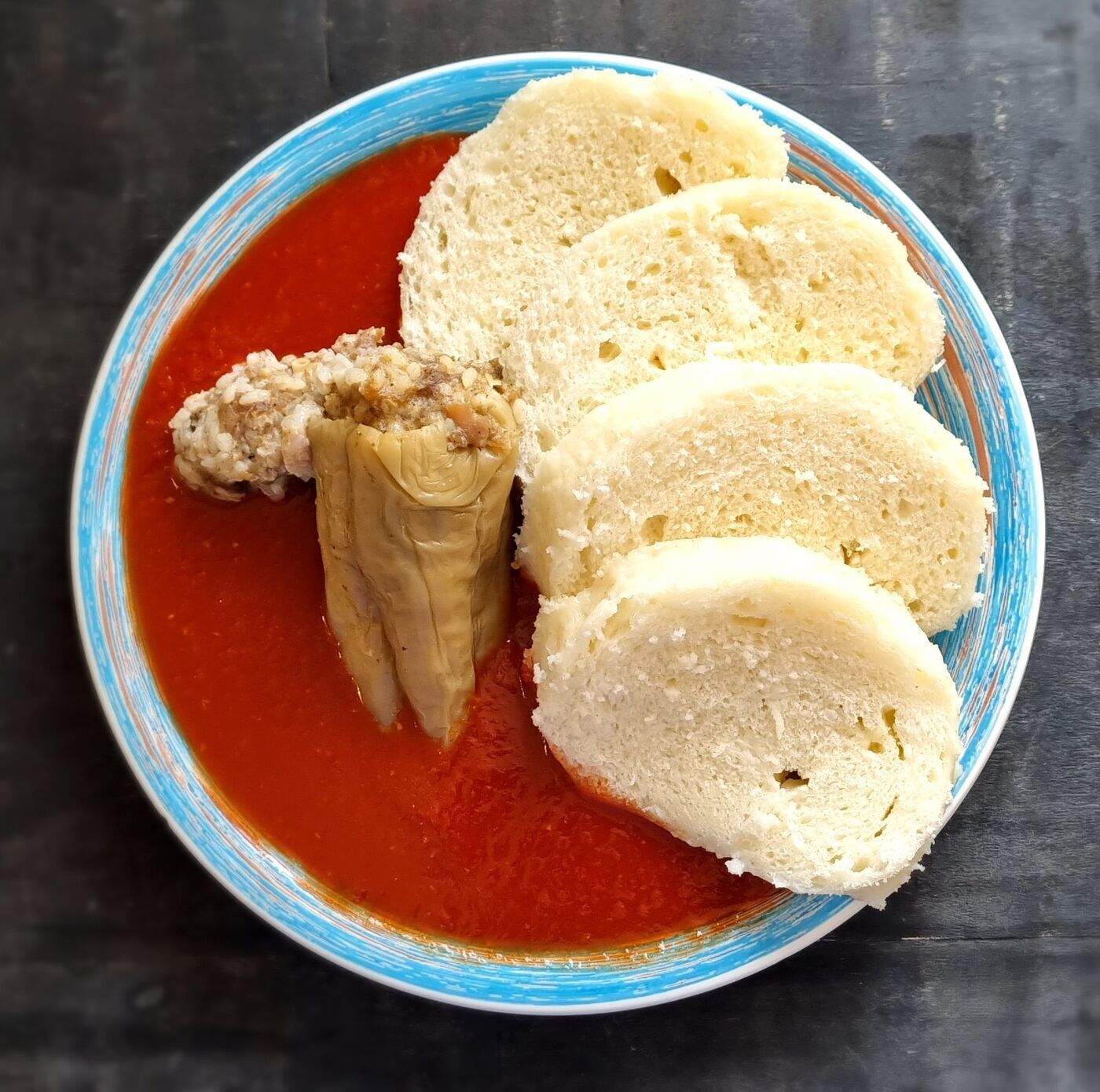 Plnená paprika v rajčinovej omáčke, knedľa