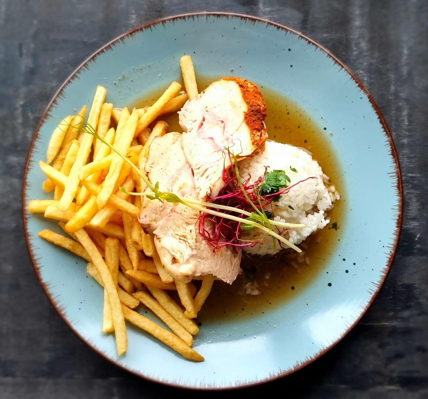 Prírodný kurací Gordon Bleu, 1/2 ryža, 1/2 hranolky, kapustový šalátik