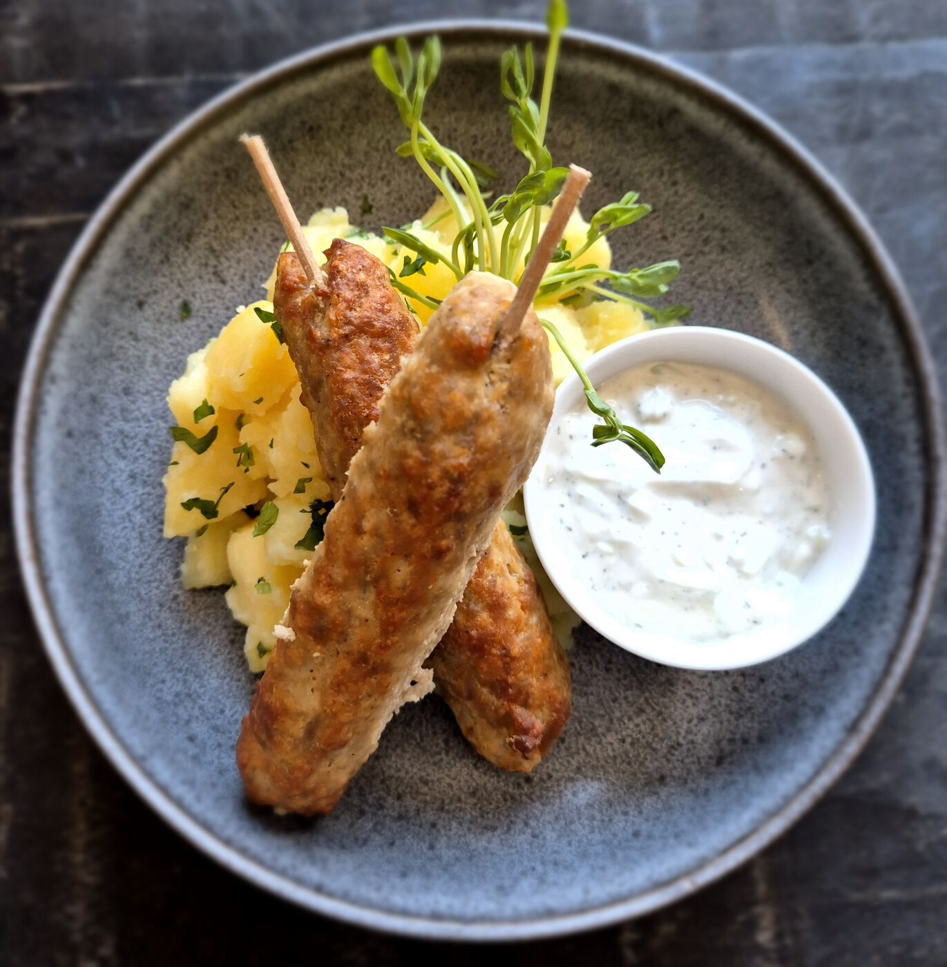 Šašlík (mleté bravčové mäso), šťúchané zemiaky, tzatziky dressing