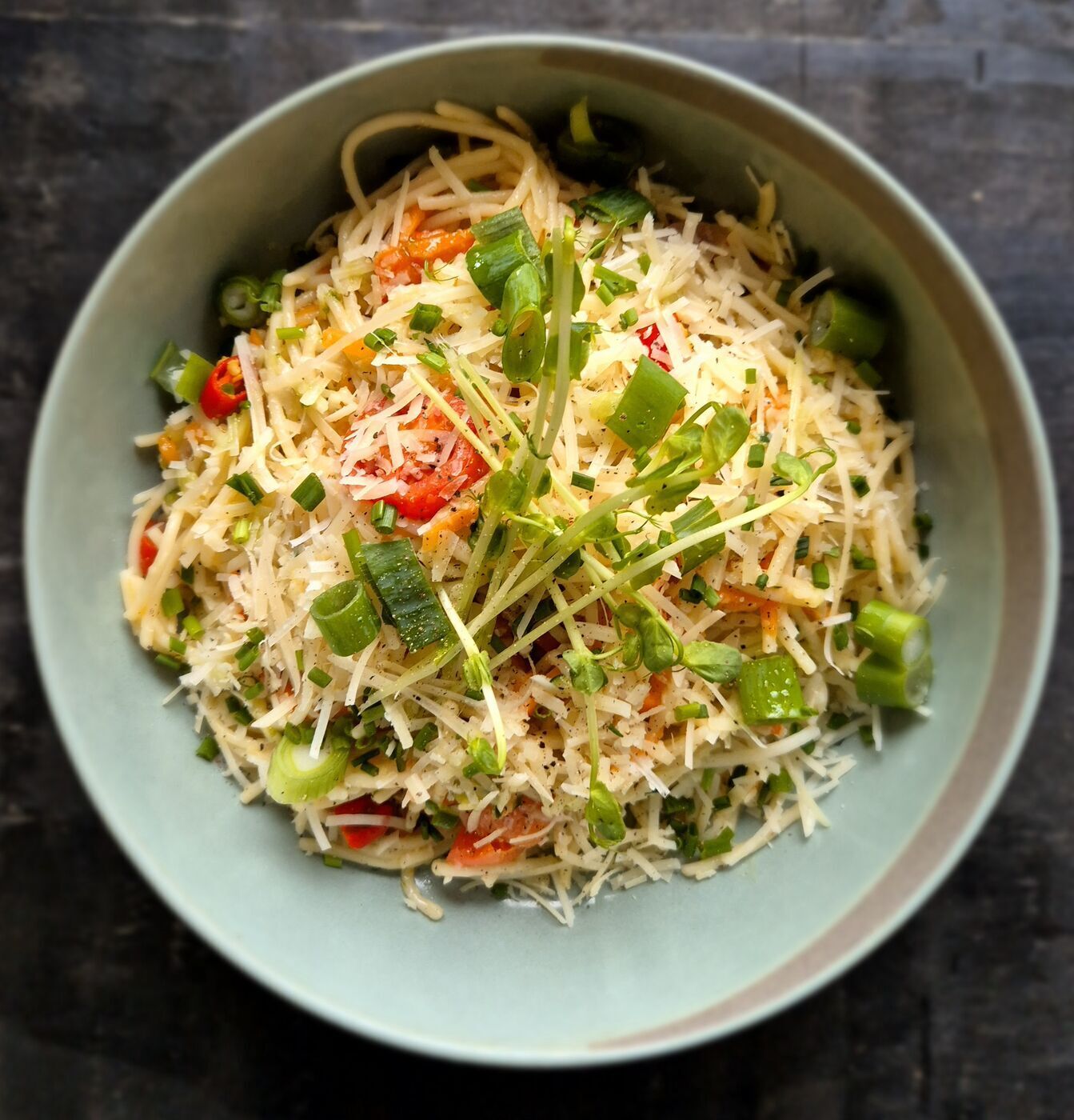 Špagety Aglio e Olio s chilli, cherry paradajkami a julienne zeleninou, parmezán