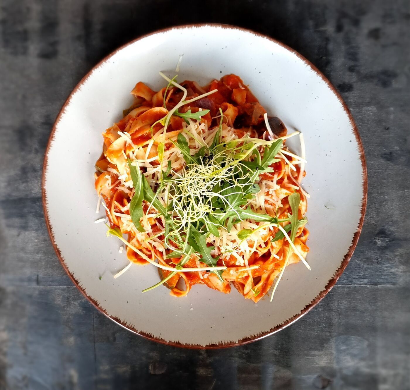 Tagliatelle Arabiatta, parmezán