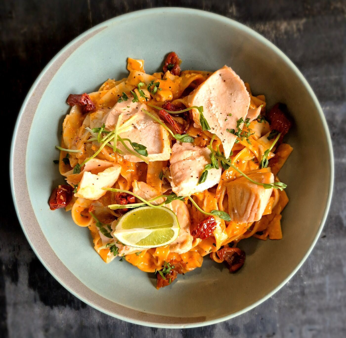 Tagliatelle s trhaným lososom, smotanovou omáčkou a červeným pestom, parmezán