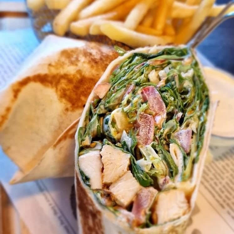 Taliansky wrap s kuracím mäsom, hranolky (kajenská paprika, listový šalát, rajčina, cibuľa, dressing)