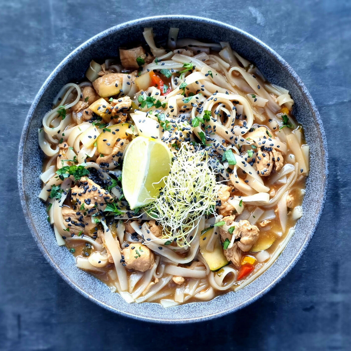 Thajské ryžové rezance s kuracím mäsom a teriyaki zeleninou