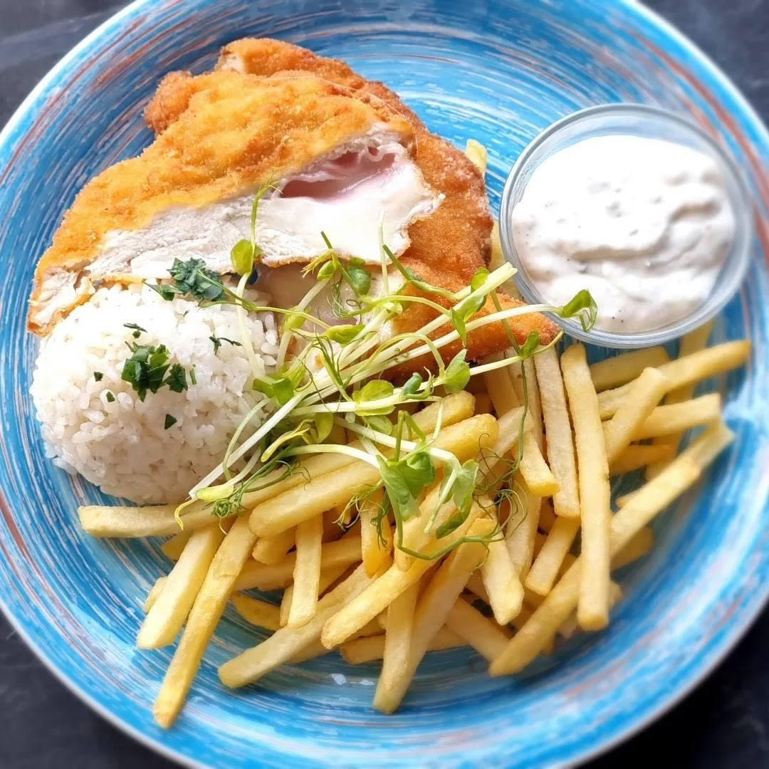 Vyprážaný kurací Gordon Bleu, 1/2 ryža, 1/2 hranolky, domácí tatárska omáčka