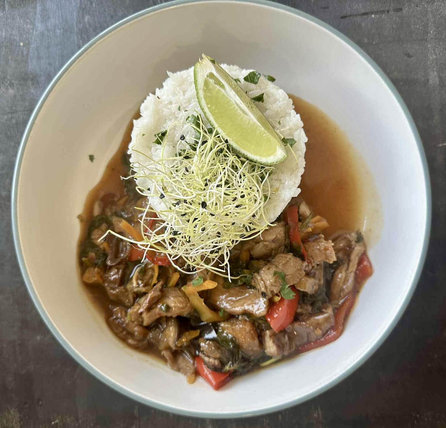 Wok z bravčovej panenky, teriyaki zelenina, jasmínová ryža